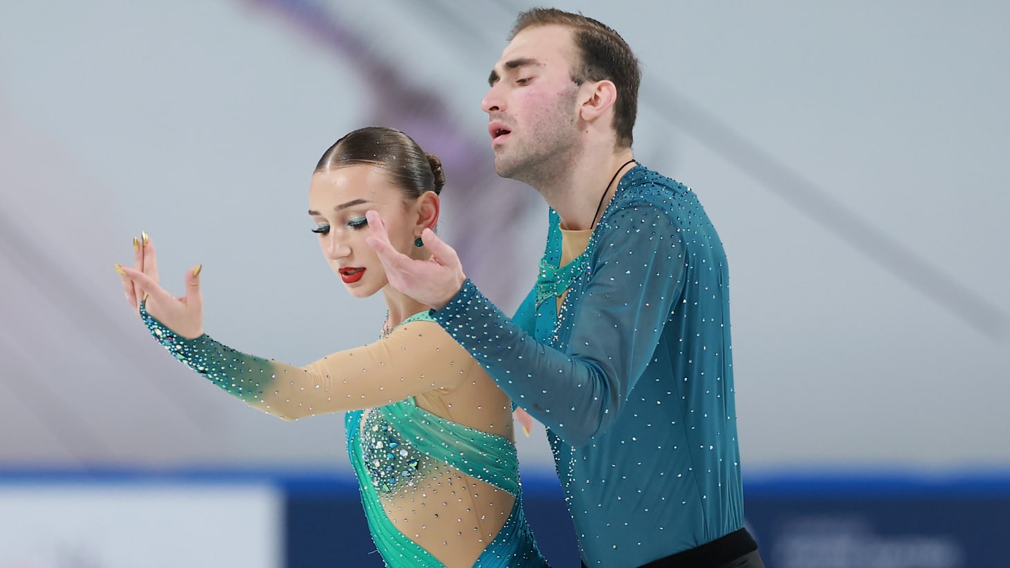 ロシア　マトリョーシカ　ペンギン　スヴェトラーナ・ニコラエヴァ　スキー　スケート From AI to the Grim Reaper: Anastasiia Metelkina and Luka Berulava