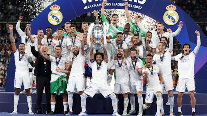 2002年UEFAレアル・マドリード優勝サイン入り記念写真 2002年UEFAレアル・マドリード優勝サイン入り記念写真 - メルカリ
