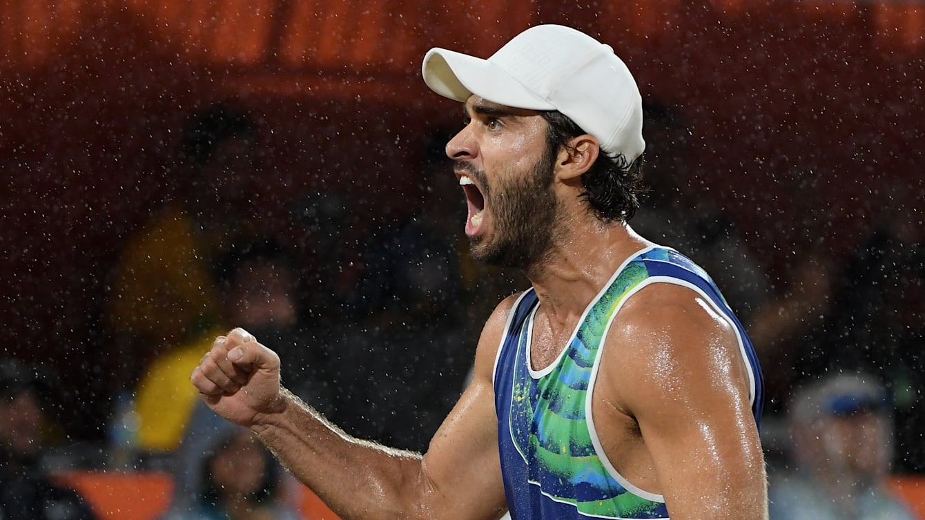 Baixinho”, Bruno Schmidt é eleito o melhor jogador de vôlei de praia do  mundo em 2015 — Rede do Esporte