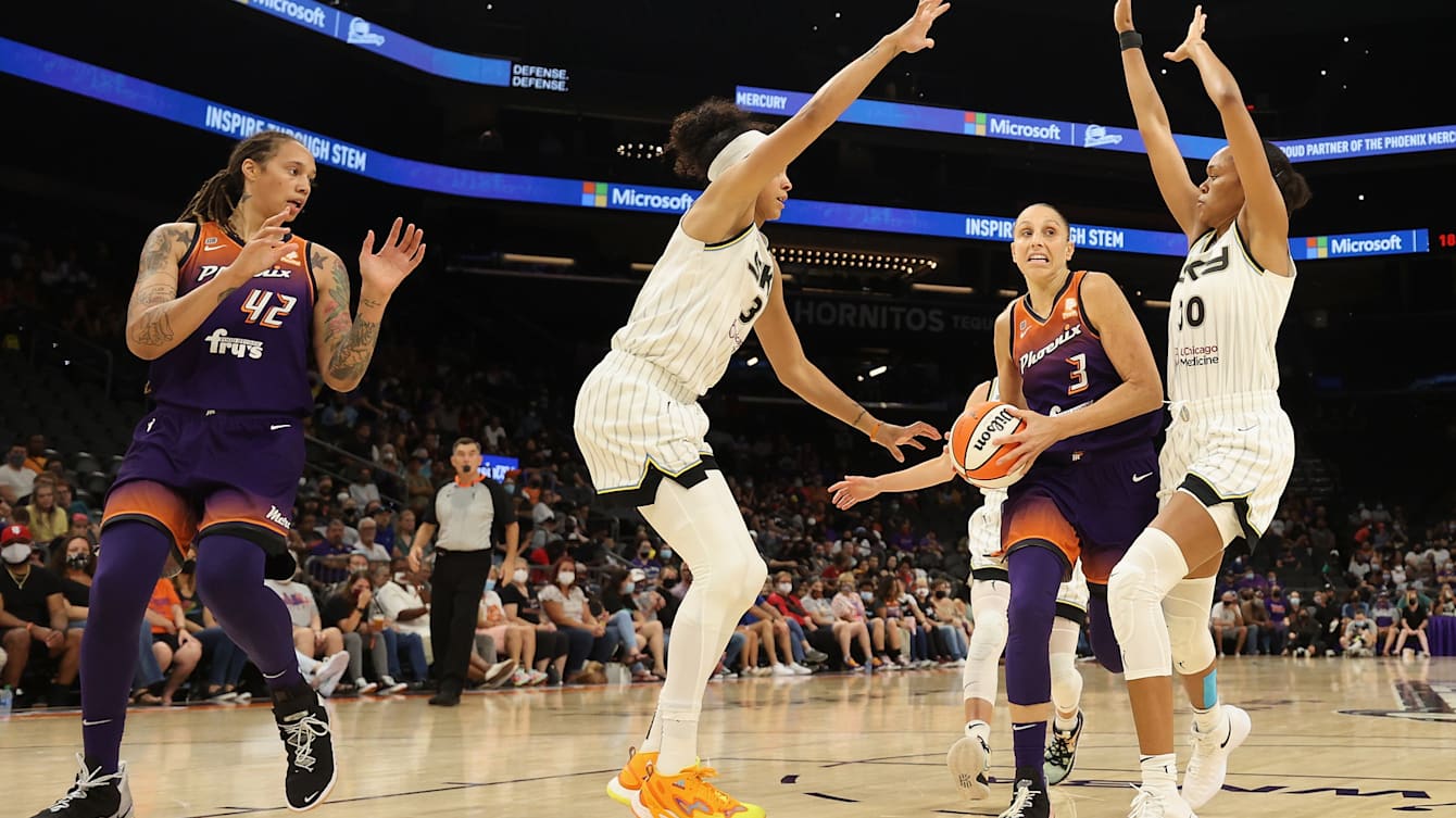 Candace Parker records HISTORIC 19 PTS, 18 REB double-double in