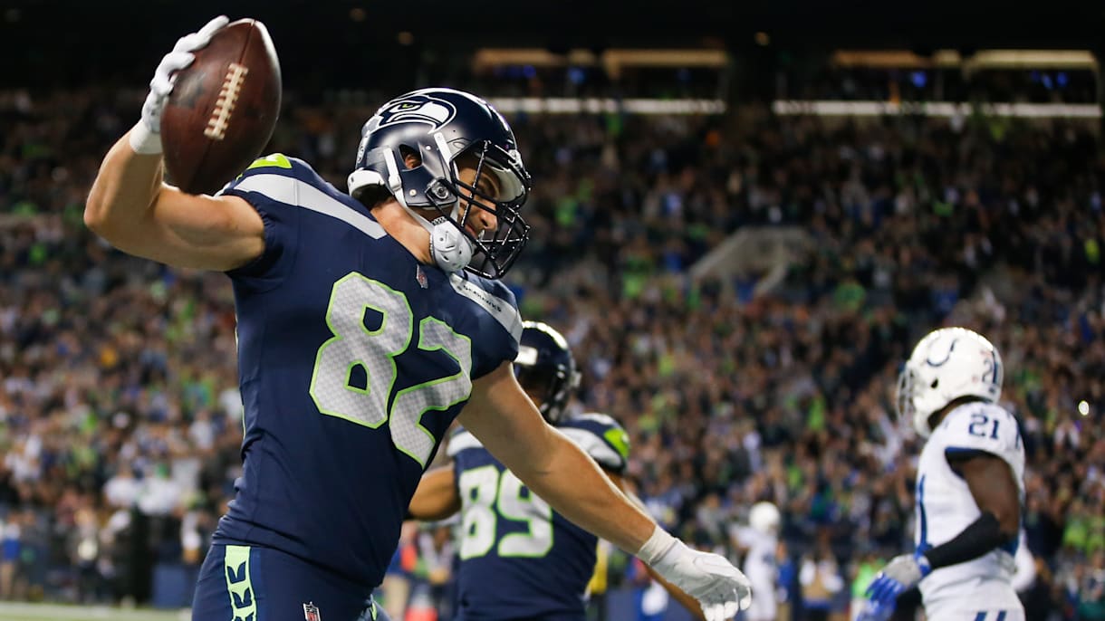 WORLD CHAMPIONS: Seahawks players receive official Super Bowl