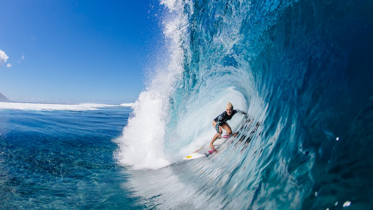 Who are the 10 best female surfers in the world currently?