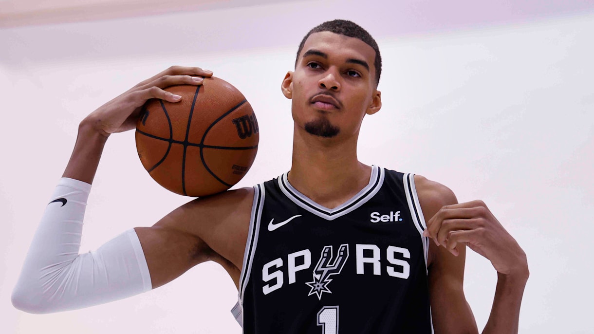 Spurs rookie goes viral for his look similar to 1 NBA legend