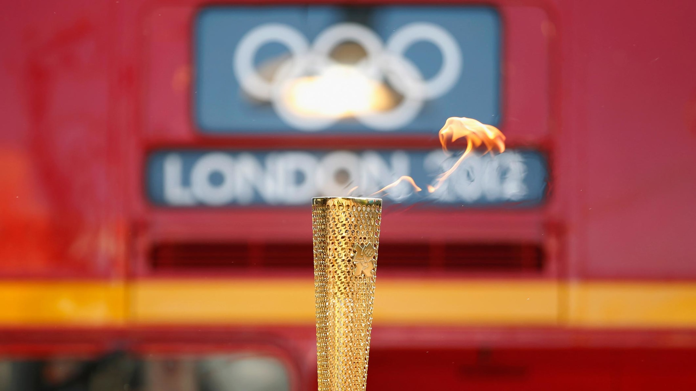 JO 2012 – La flamme olympique descend du ciel pour éblouir Londres