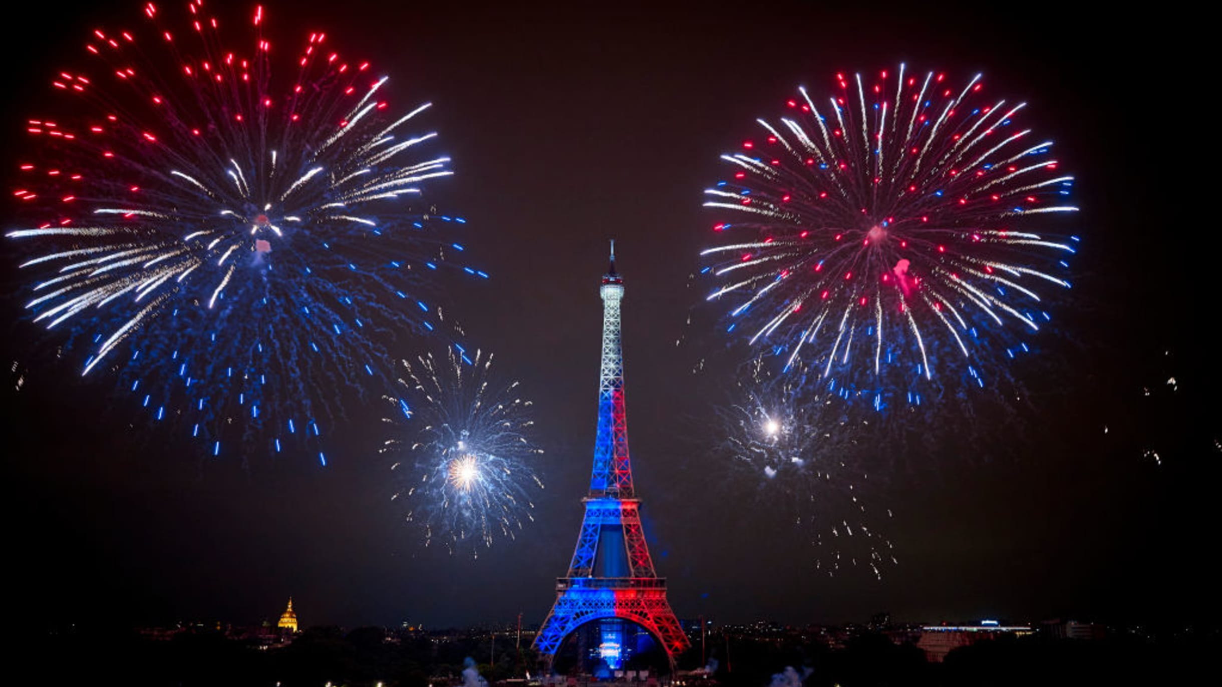 La tour Eiffel fait son show… en pleine nuit !