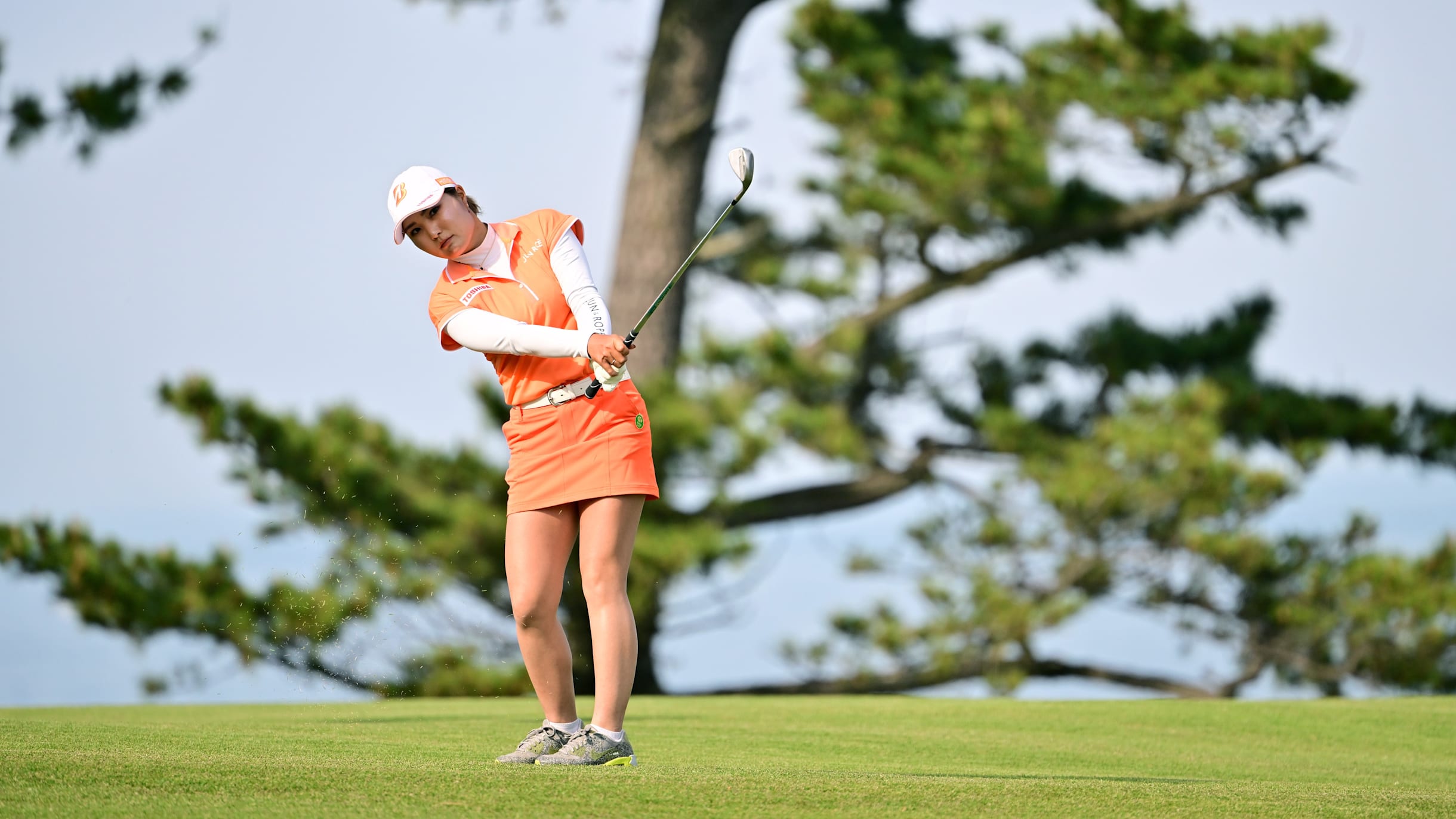 高橋彩華が首位キープ…1打差で木下彩が追う：ゴルフ・フジサンケイ