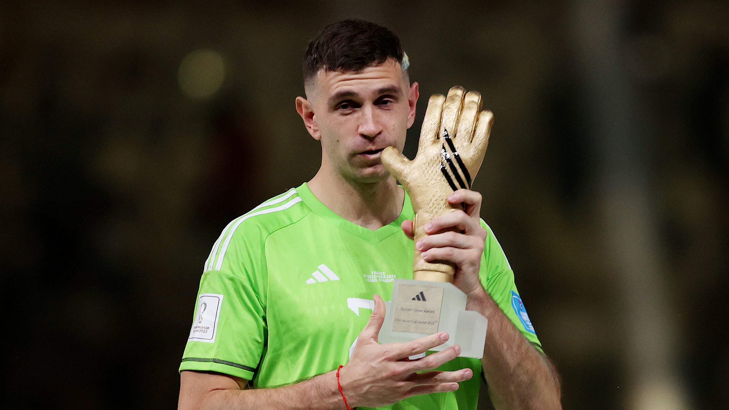 Argentina's goalkeeper Emiliano Martinez holds the FIFA Golden Glove  News Photo - Getty Images
