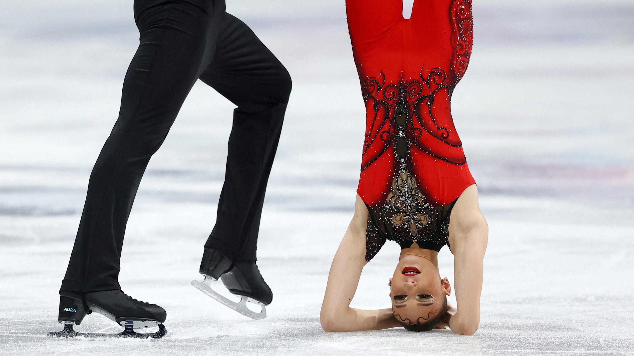 ロシア　マトリョーシカ　ペンギン　スヴェトラーナ・ニコラエヴァ　スキー　スケート Winter Olympics 2026: Georgia's Anastasiia Metelkina/Luka Berulava