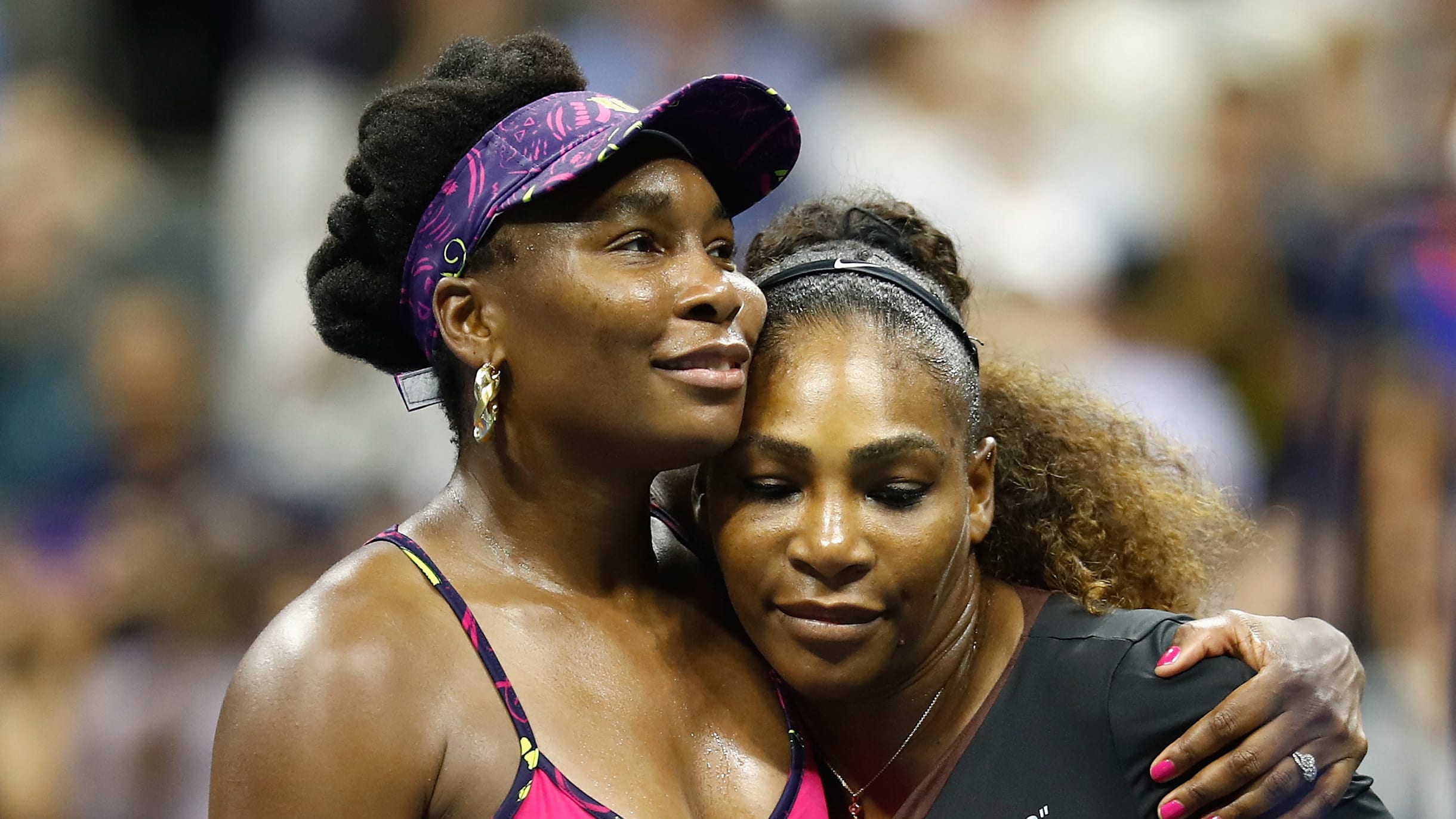 Venus Williams joins sister Serena on sidelines of U.S. Open
