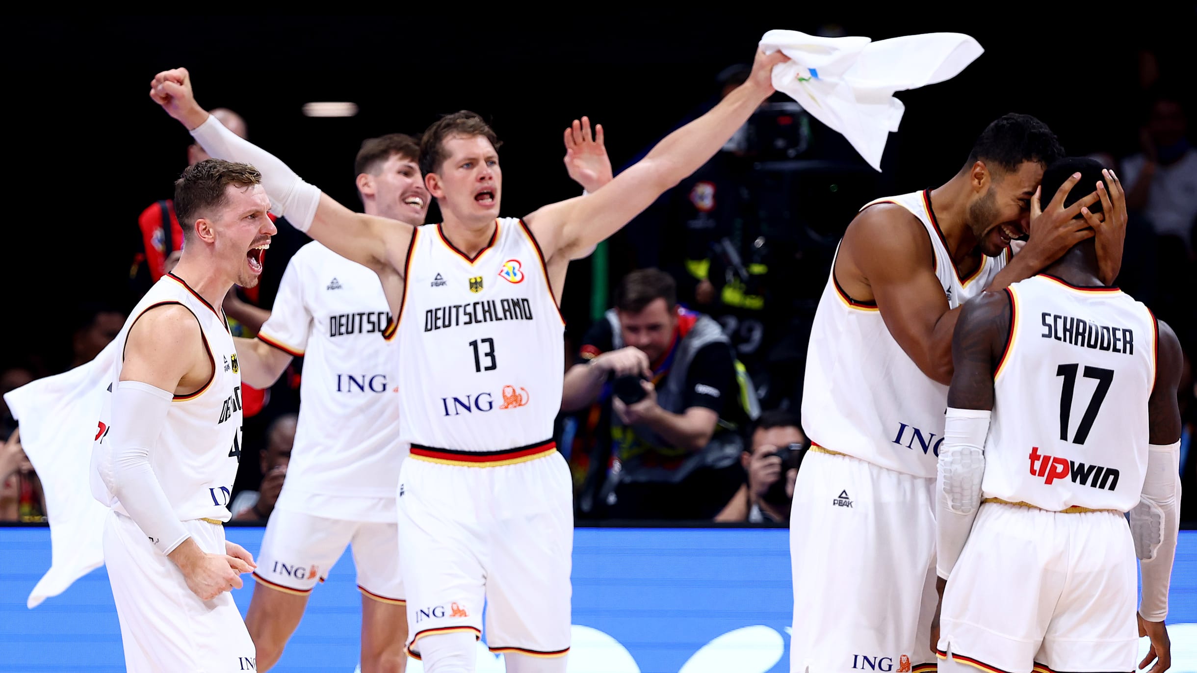 Deutschland besiegt Lettland Nach mehr als 20 Jahren Einzug ins FIBA Halbfinale