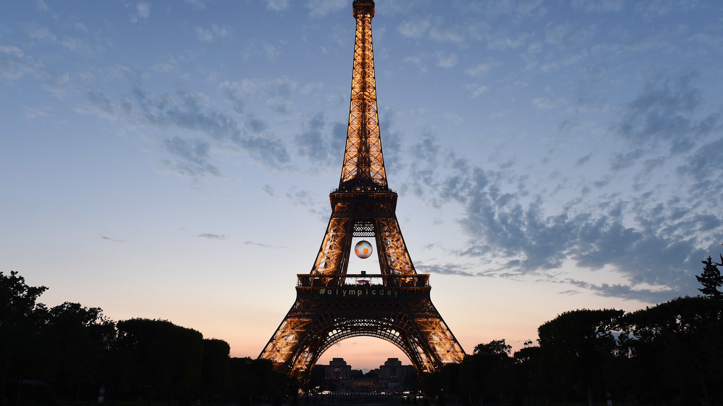 JO 2024. Le drapeau géant conçu pour la Tour Eiffel va être transformé en  vêtements par Decathlon