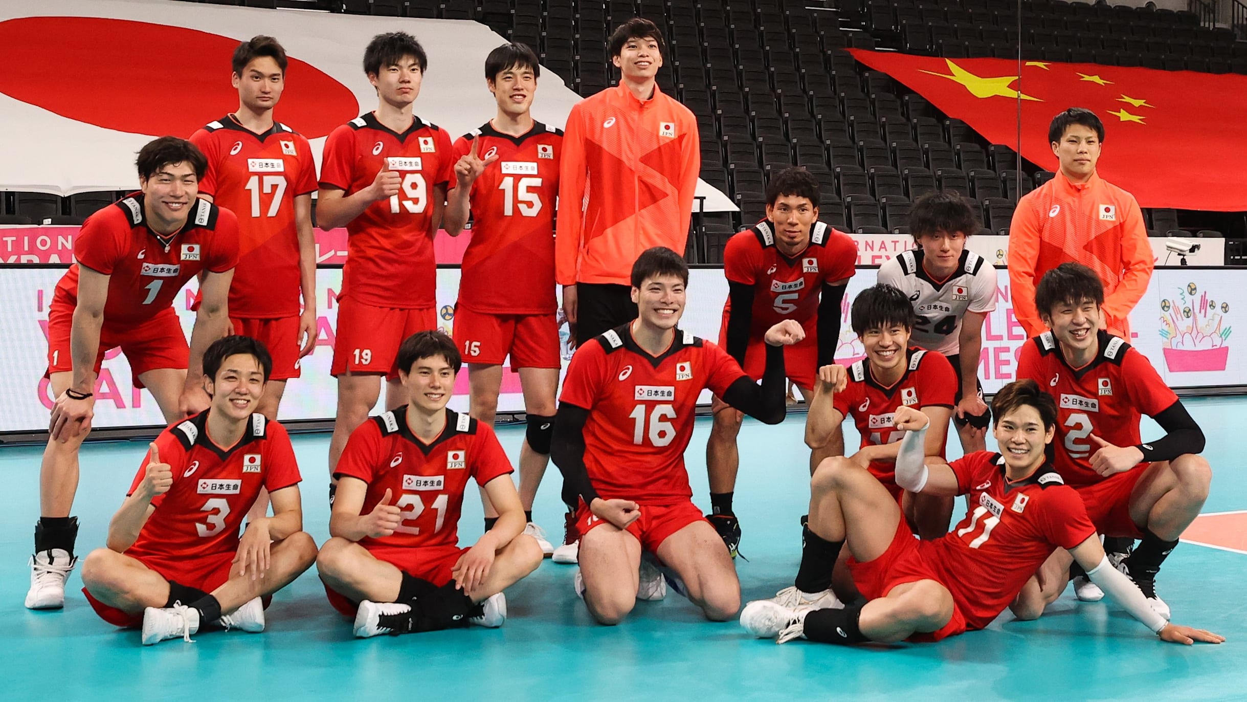 男子バレー代表でアクシデント 西田有志が途中交代 紅白試合/スポーツ/デイリースポーツ online 男子バレーボール日本代表 2021年メンバー サイン入りTシャツ