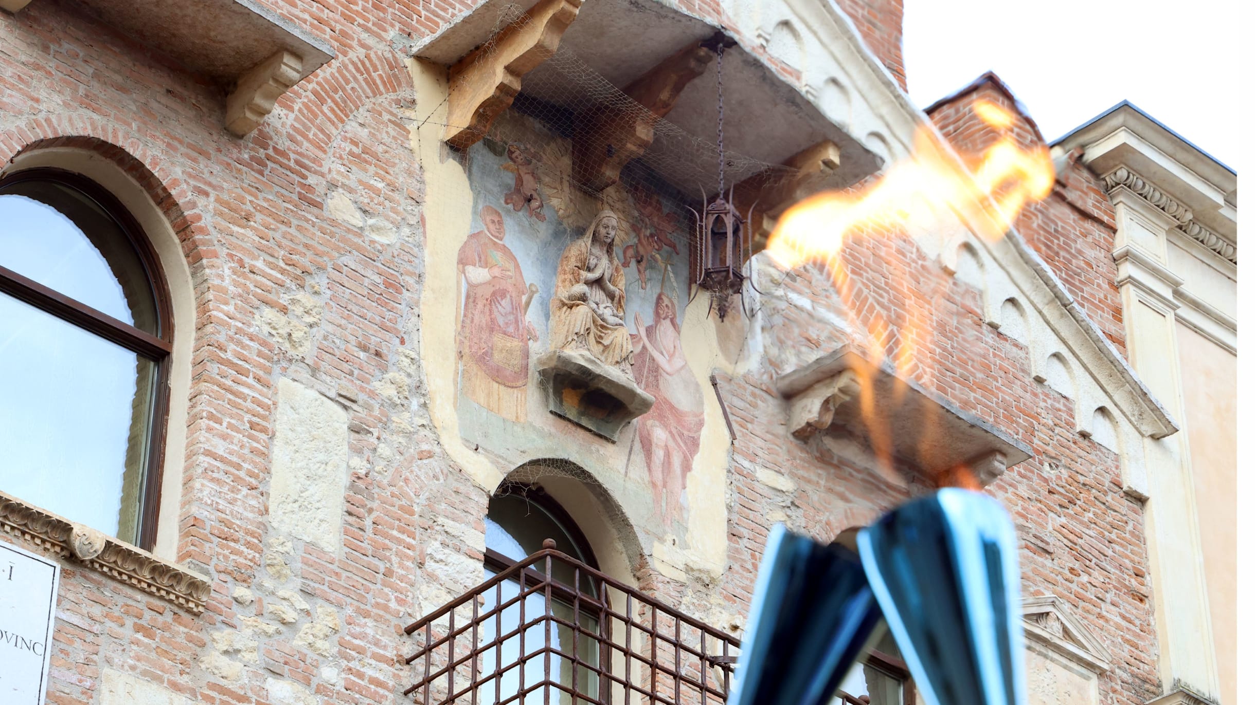 The Olympic Flame arrives in Verona: celebration under the Arena