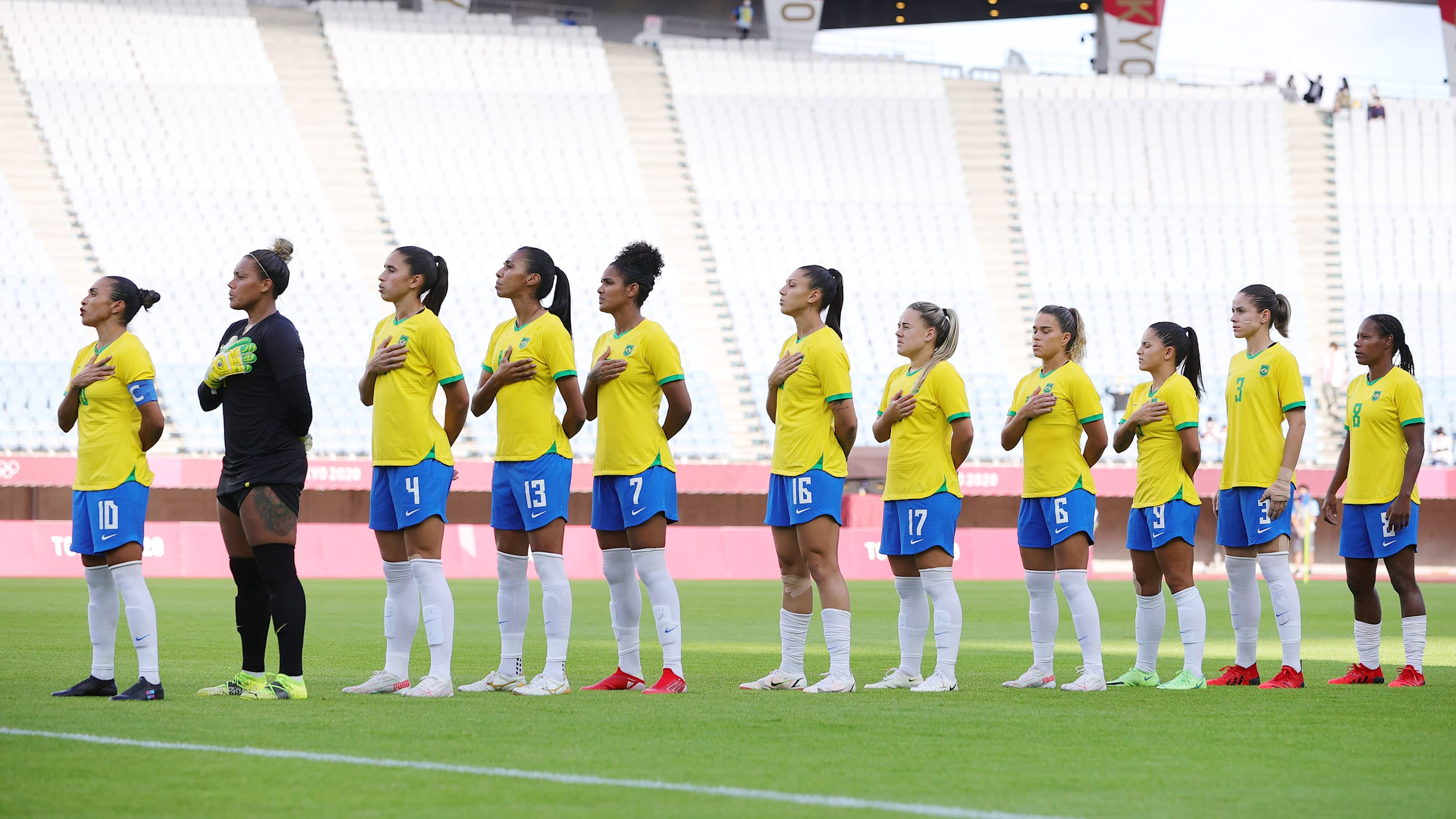 15 Fotos de jogadoras da seleção brasileira que mostram o lugar da mulher  Seleção  brasileira, Seleção feminina de futebol, Jogadoras de futebol feminino