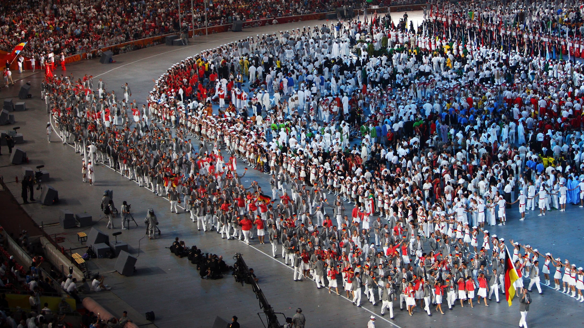 Les porte-drapeaux à la cérémonie d'ouverture des Jeux Olympiques
