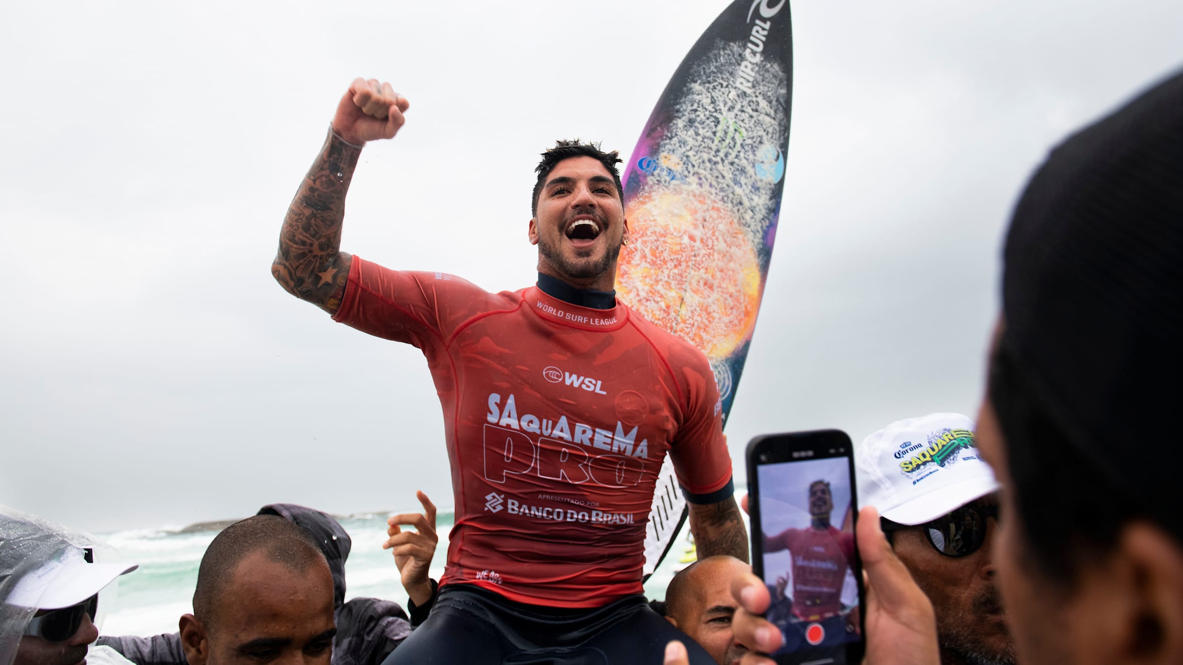 gabriel medina é tricampeão mundial!