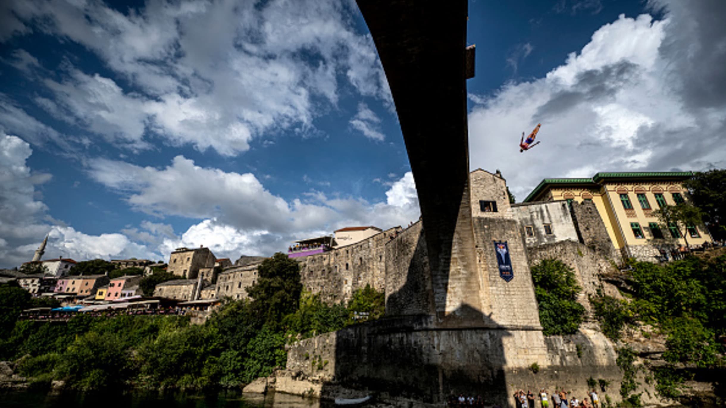 Прыжки в воду с моста. 2022 Red Bull Cliff Diving смотреть онлайн 27  августа.