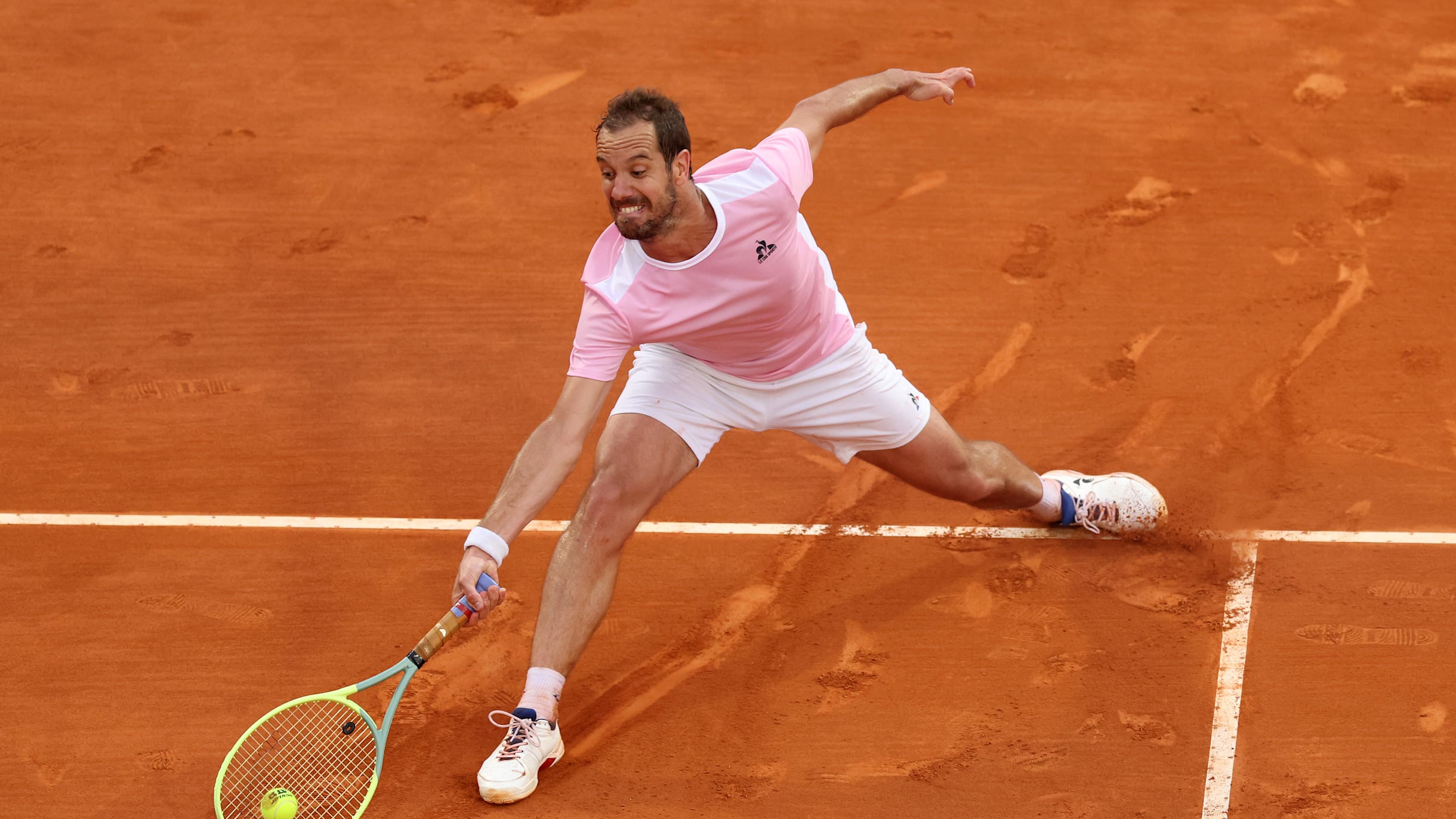 Le terrain de tennis retrouve sa jeunesse 