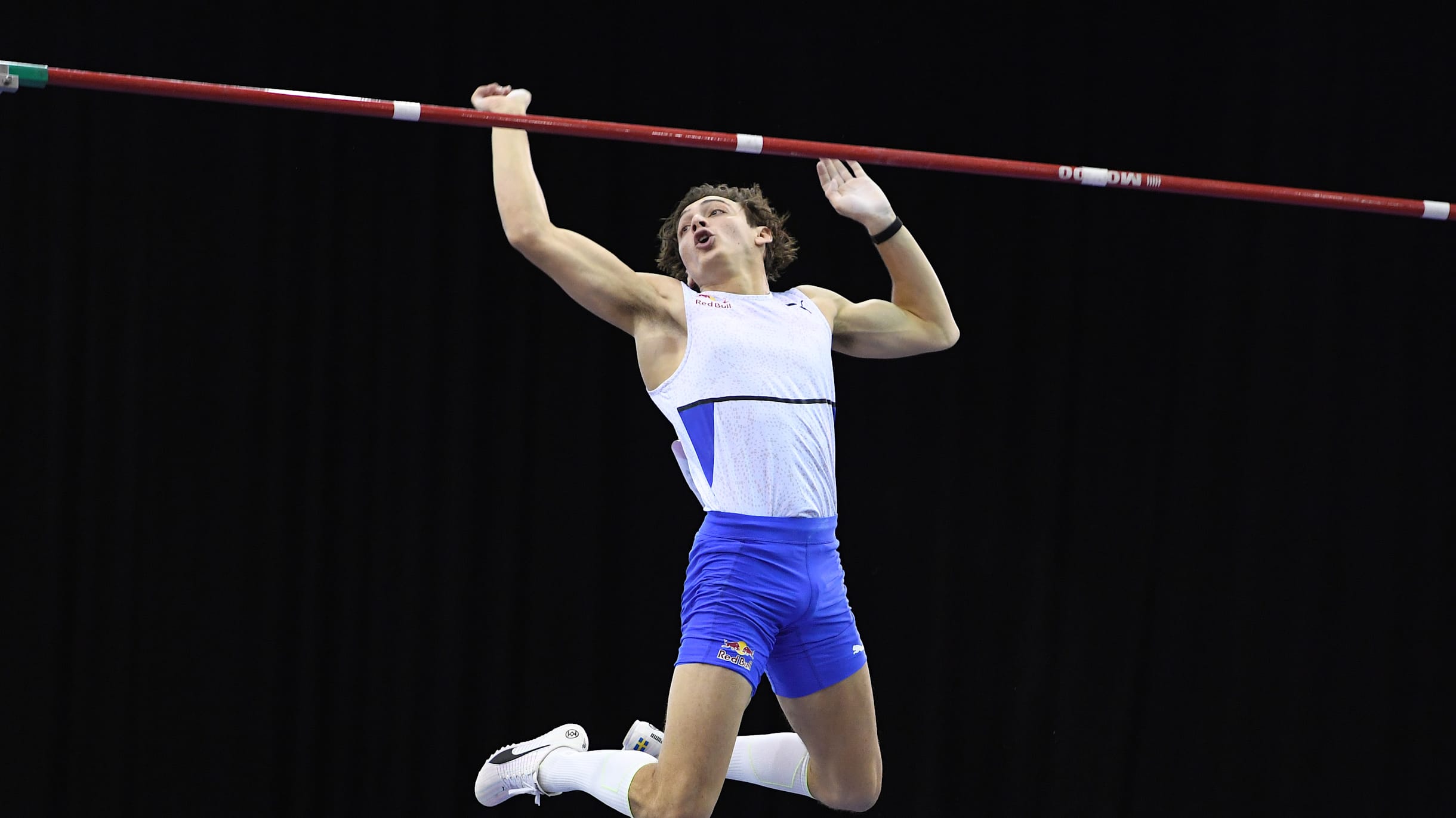Armand Duplantis quebra recorde e é campeão mundial de salto com vara
