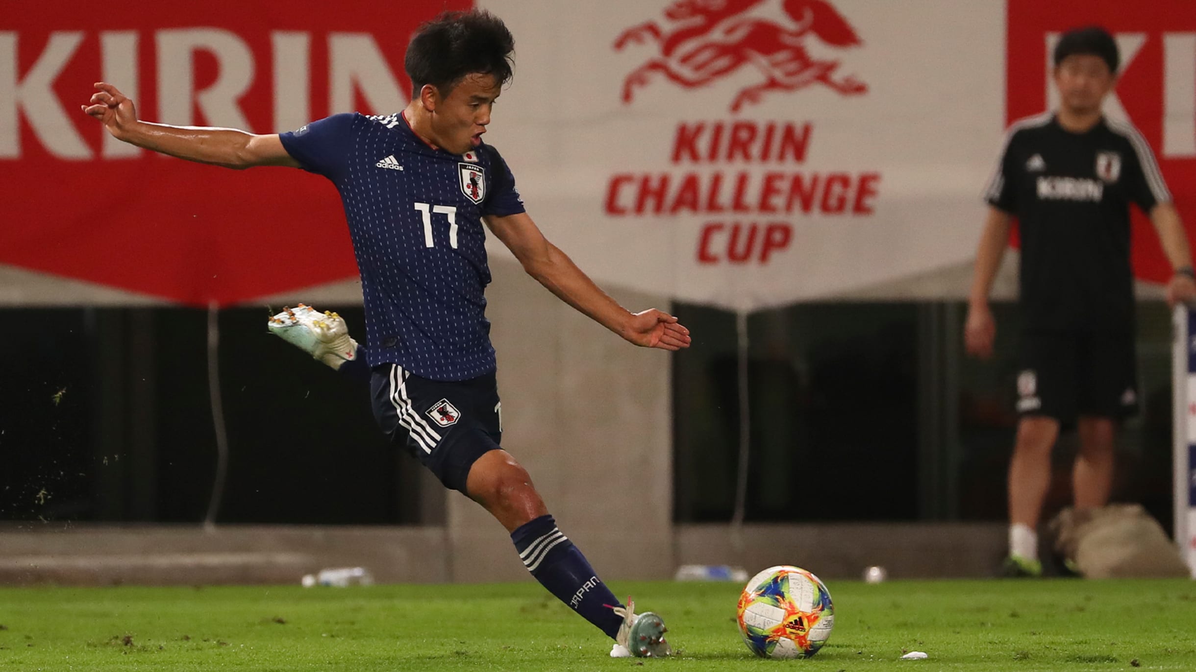 久保建英選手が得点を決めた時のボール サッカーボール