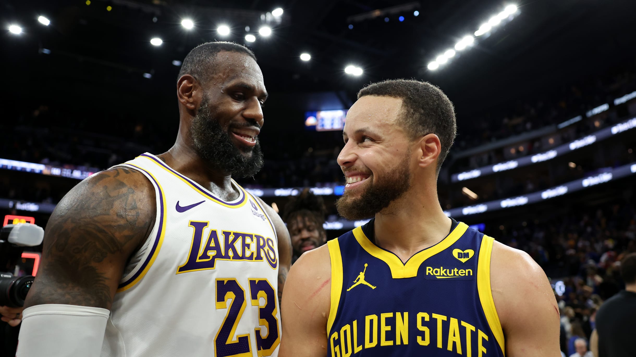 时代终章？勒布朗·詹姆斯与斯蒂芬·库里迎战时间流逝，“湖勇大战”开启新赛季, image size:2440x1372