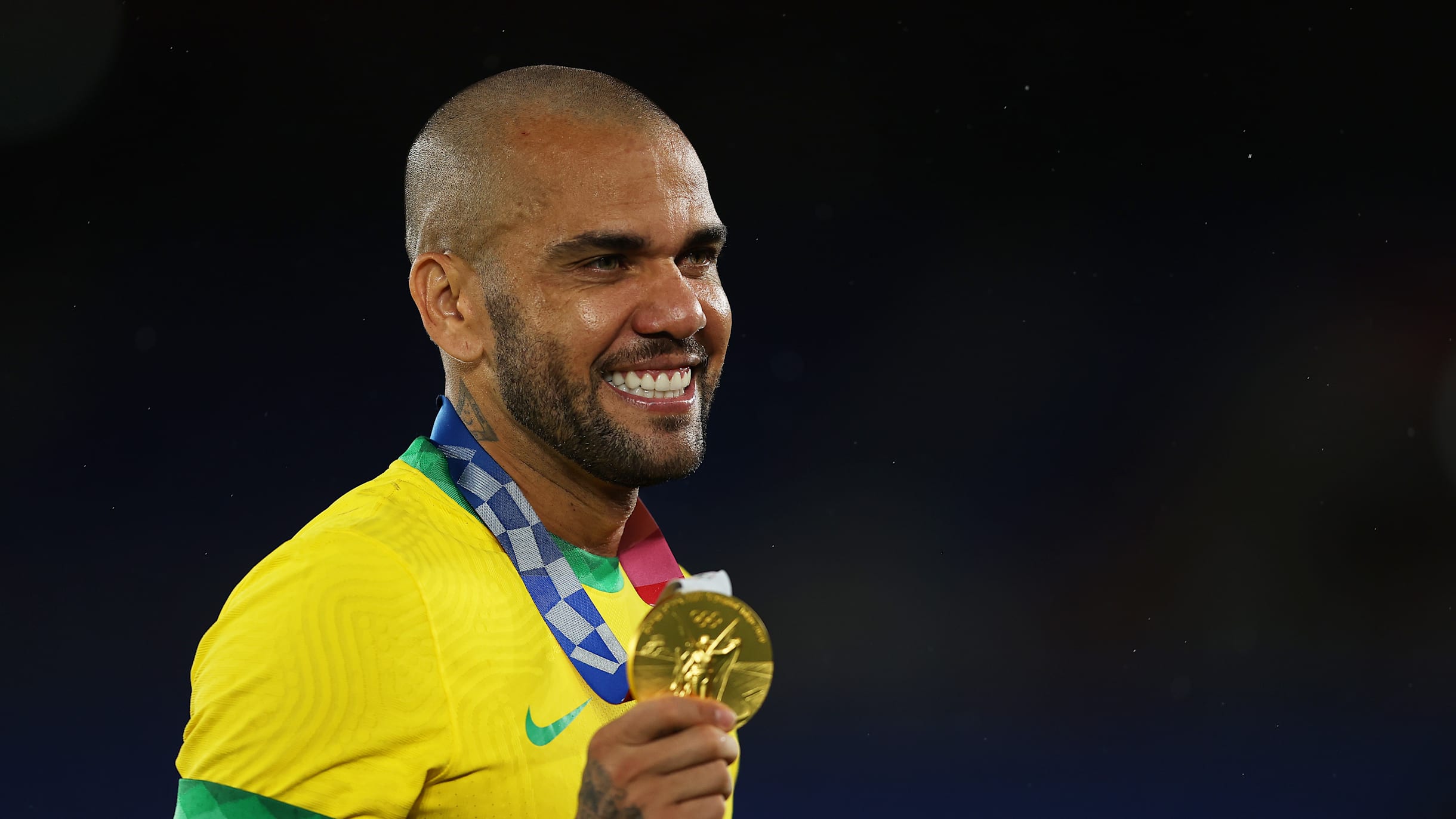 Daniel Alves, jogador com mais títulos do mundo, quer ampliar recorde com  ouro olímpico - Gazeta Esportiva