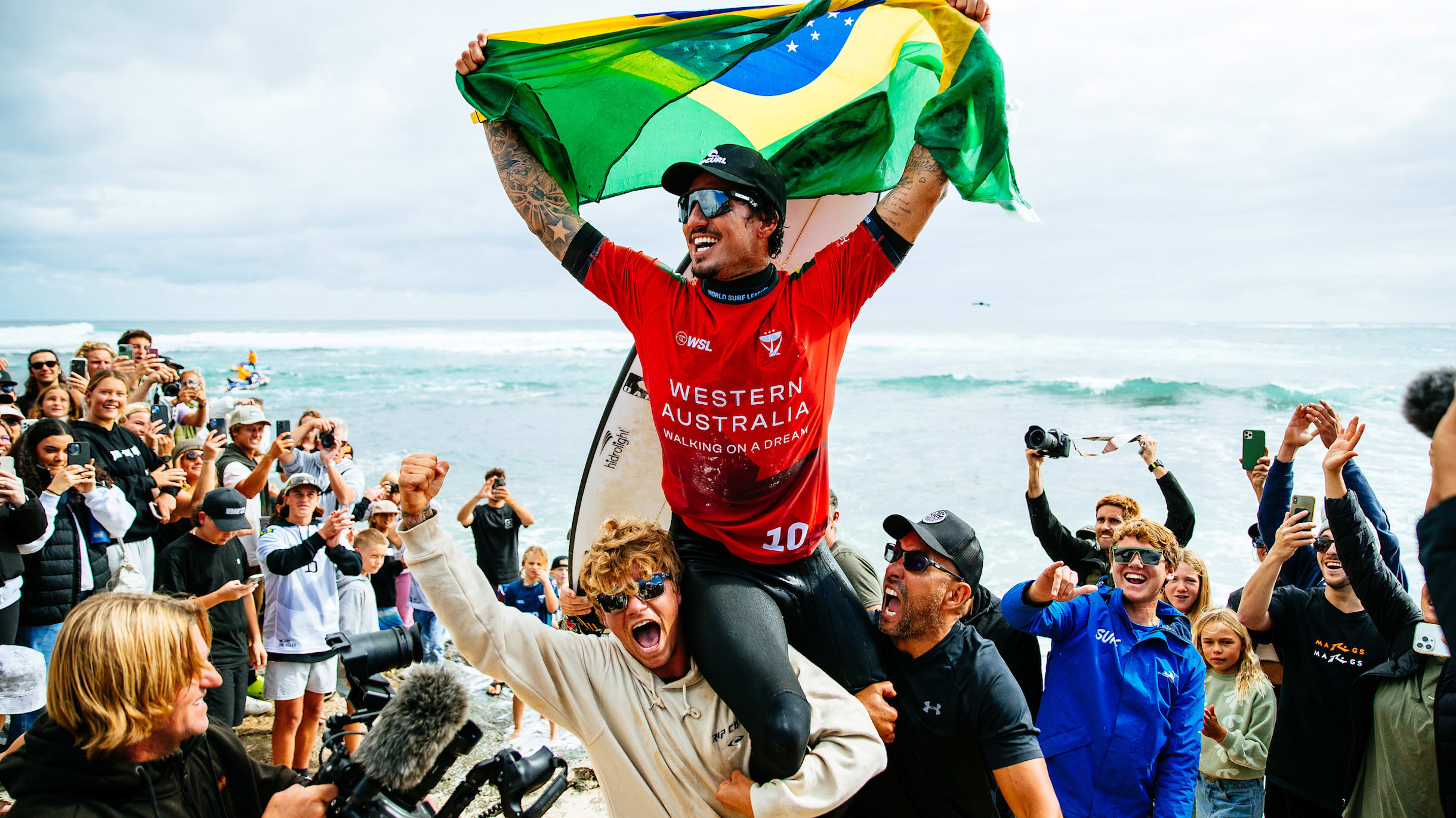 Gabriel Medina conquista título do Circuito Mundial de Surfe