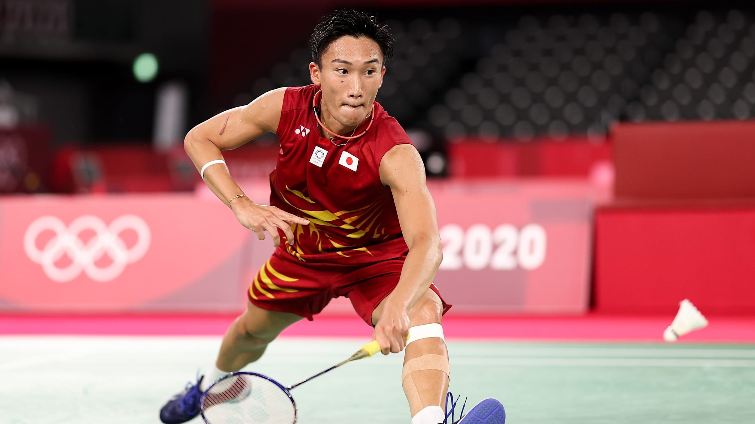 桃田賢斗や西本拳太を始めとしてバドミントン選手12人分サイン入りT