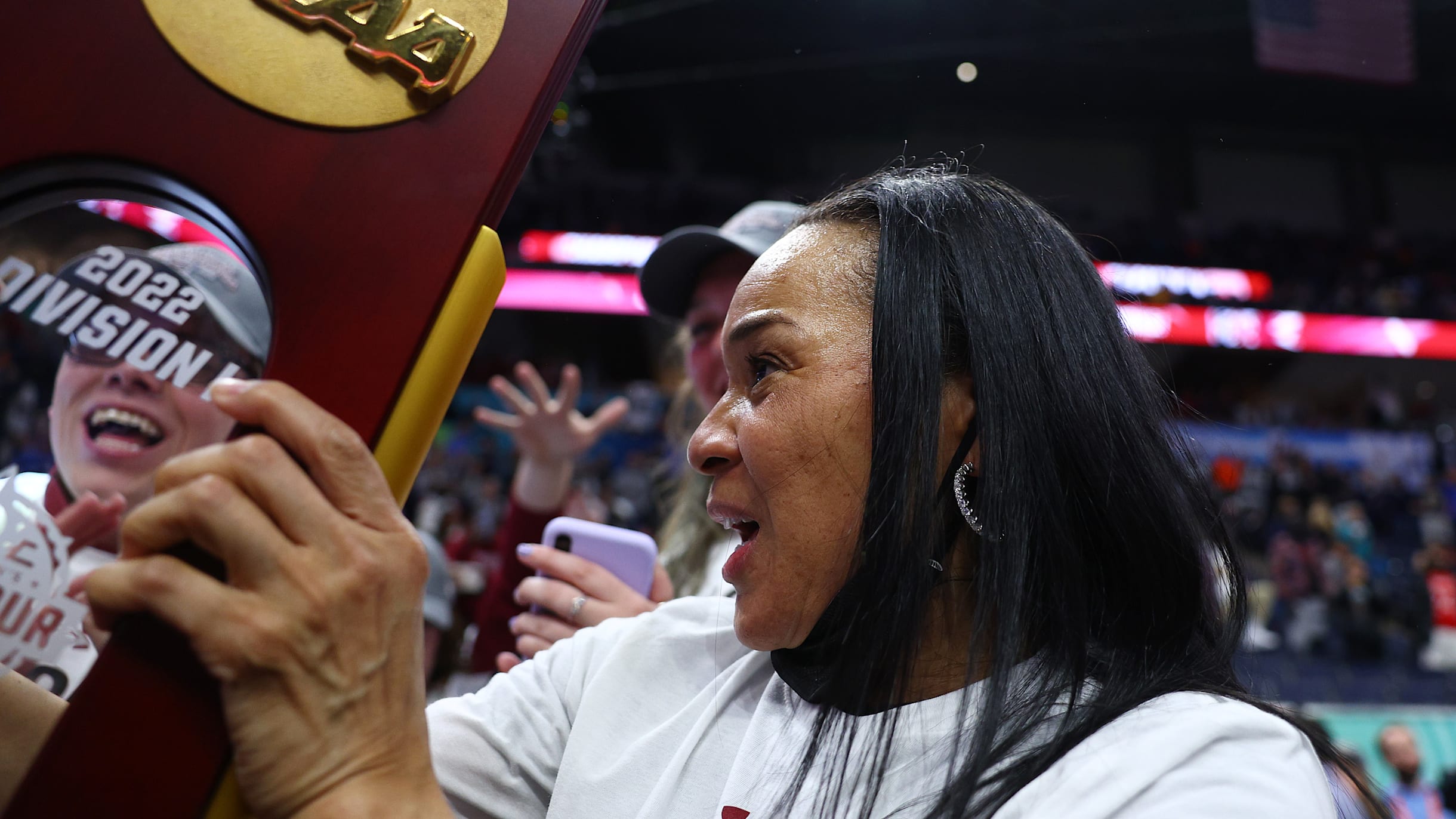 NCAAW: Dawn Staley earns big contract from South Carolina