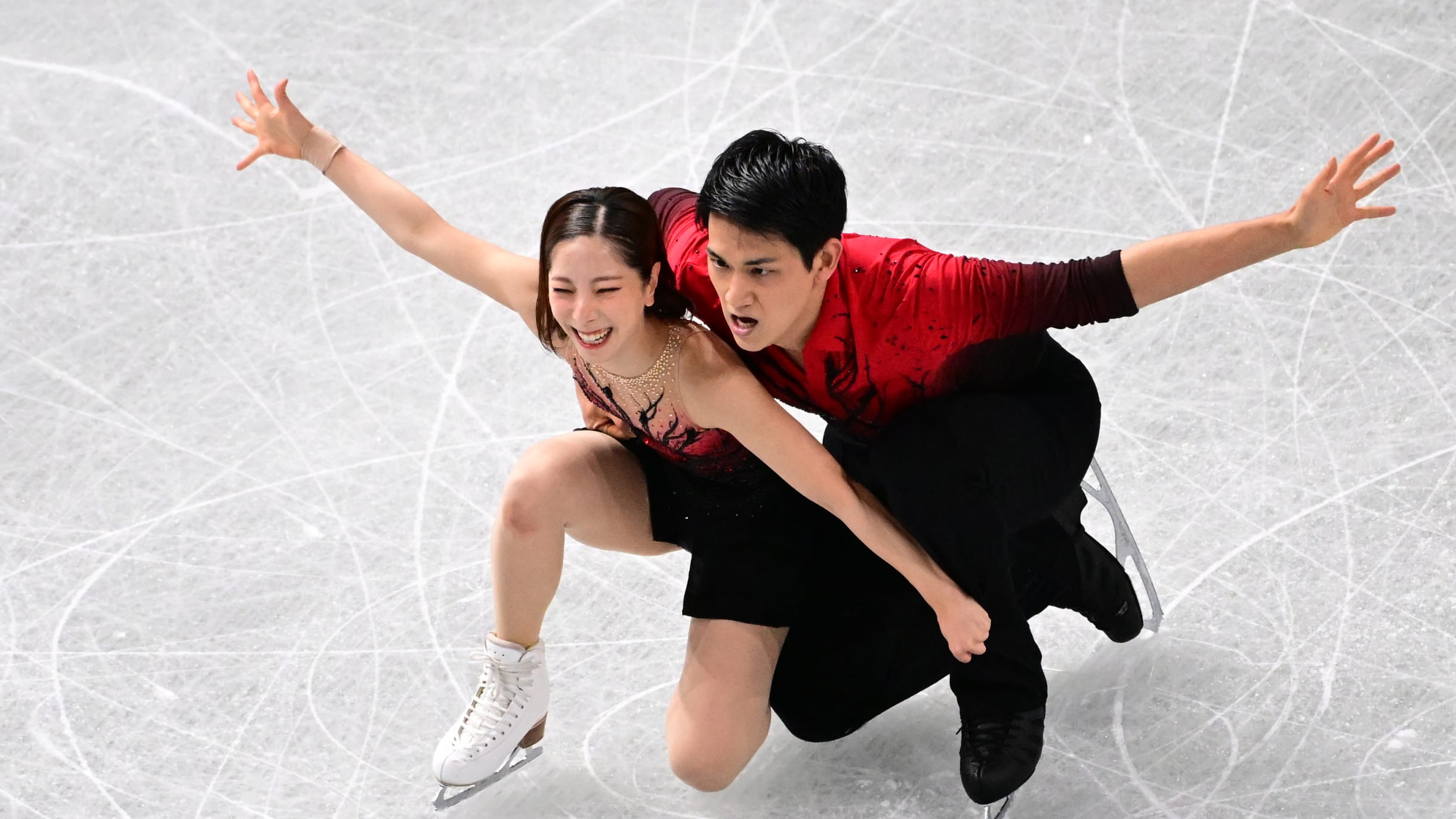 フィギュアスケート りくりゅうは「私たちらしい滑り」で首位発進 GP