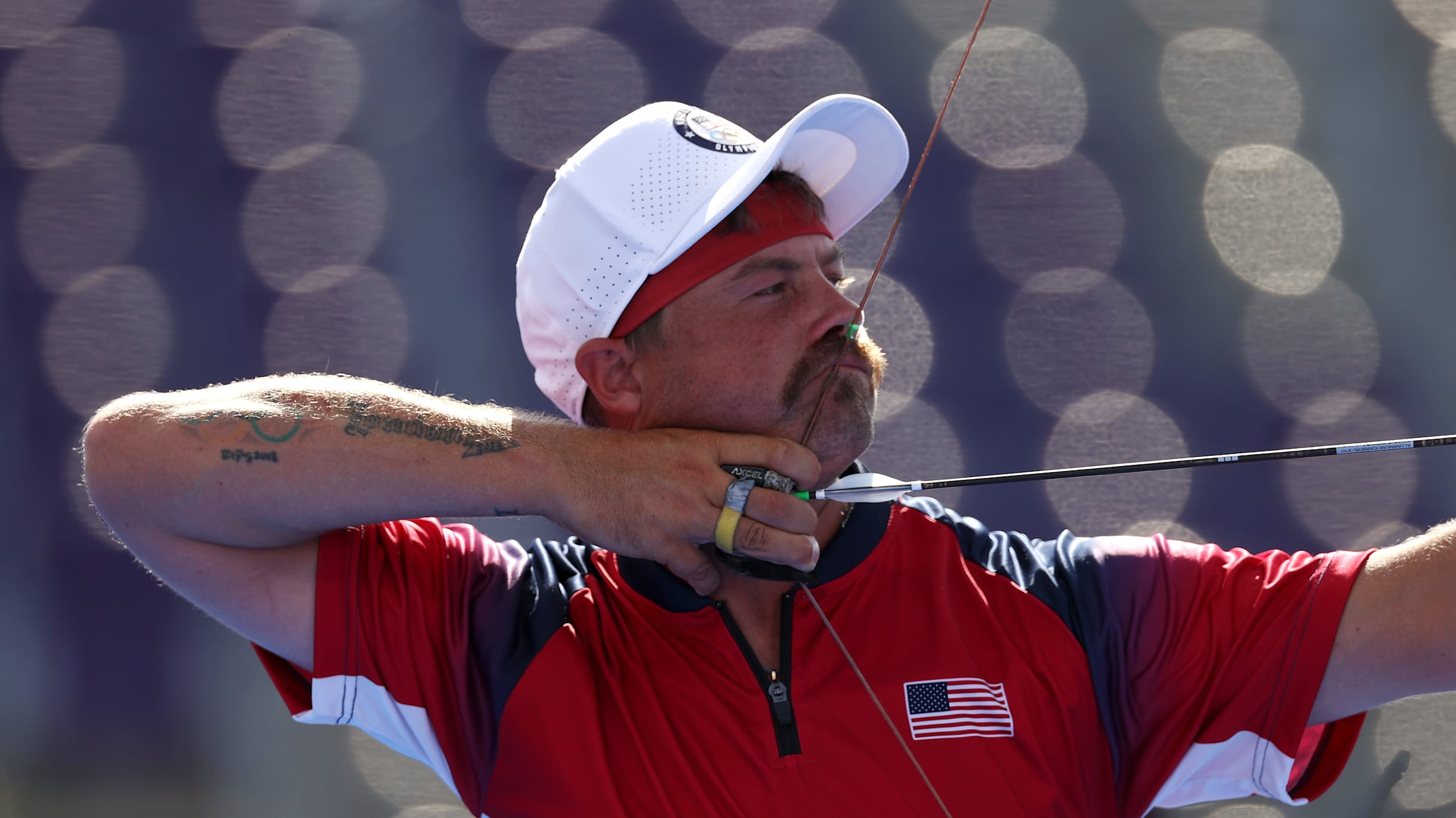 O número 1 do mundo é do Brasil! 1️⃣🇧🇷 Marcus D’Almeida, líder no ranking  mundial de tiro com arco, acertou essa flecha perfeita em Paris 2024! 🏹🎯  #archery, image size:2440x1372