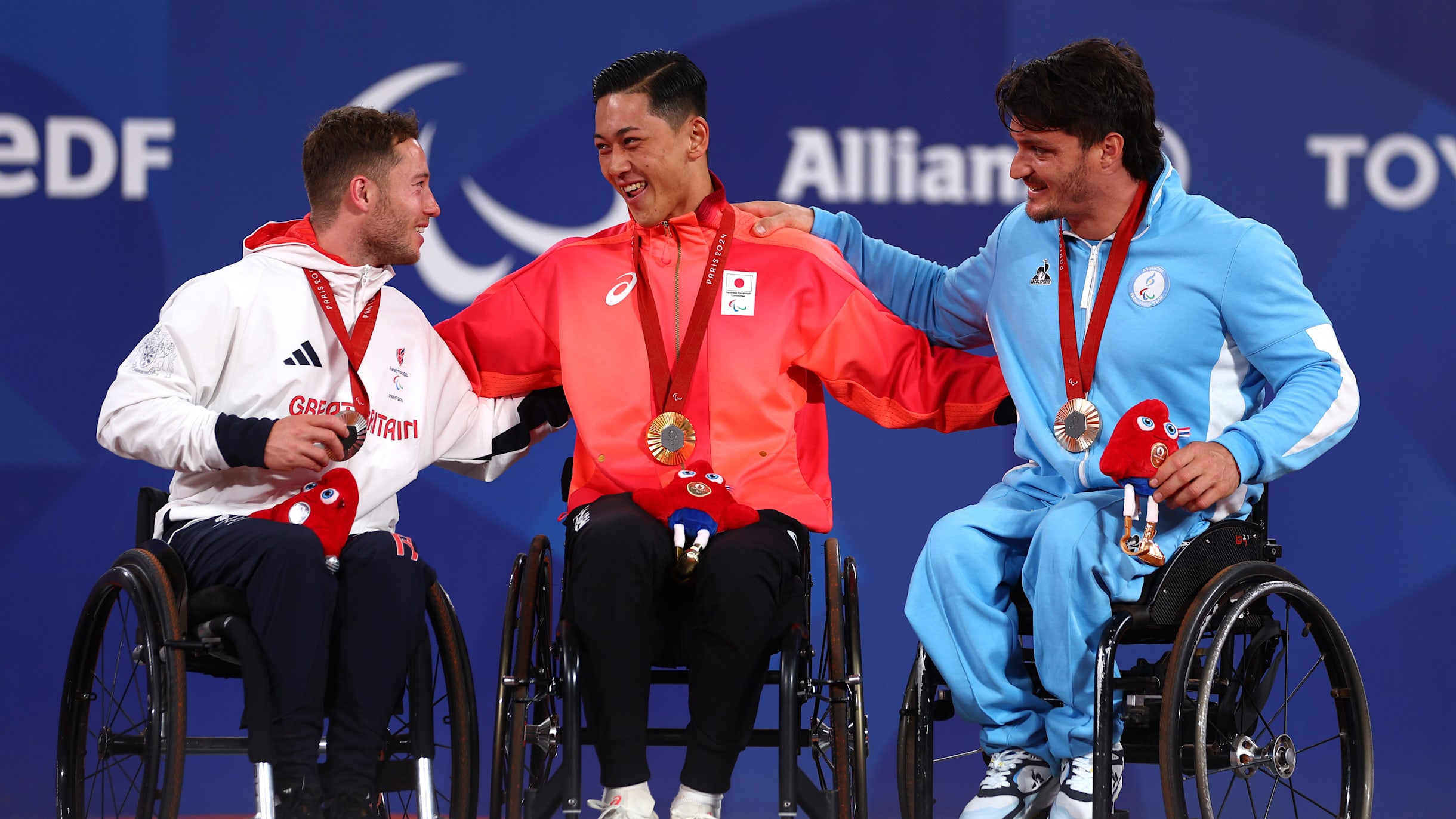 パリ 2024 オリ パラリンピック　ポスター 2枚組　公式　正規品（完売品） 2024年パリオリンピックの公式ポスターに右派・保守派議員が猛批判