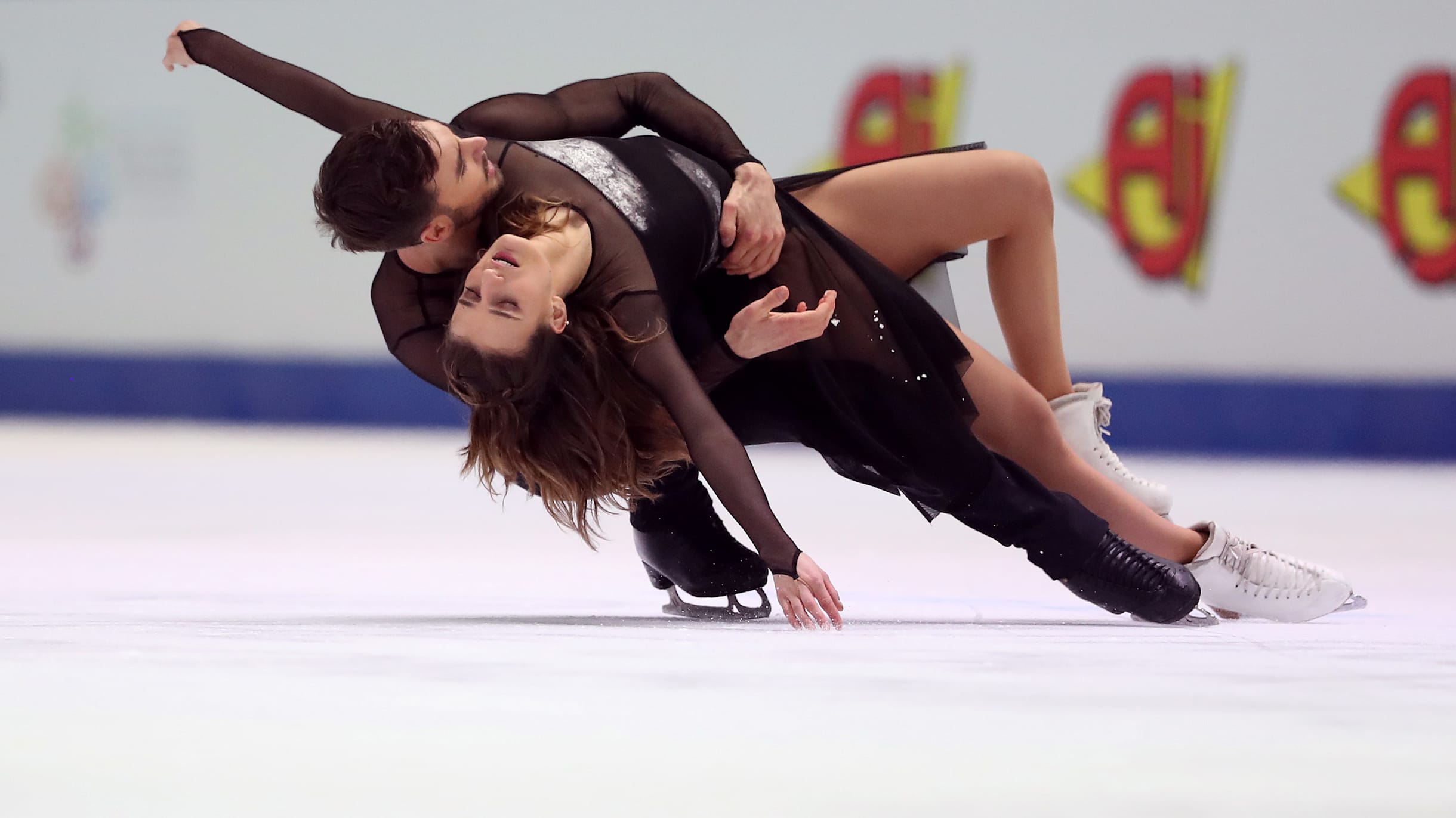 En qu se diferencian el patinaje por parejas y la danza sobre hielo