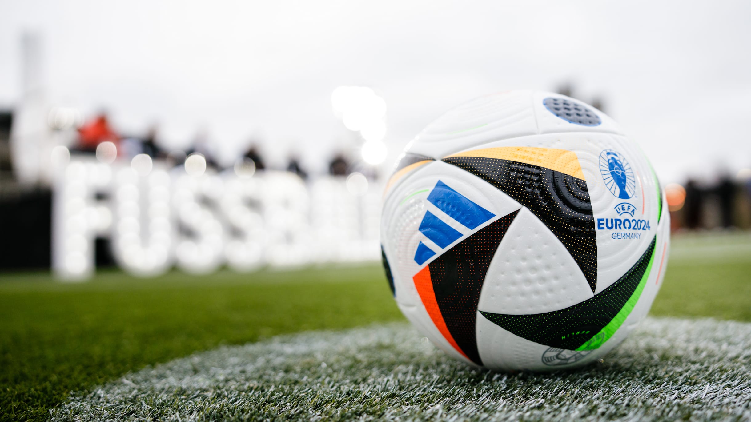 Der neue Ball für die Fußball-Europameisterschaft 2024 verfügt neben den neuen Farben auch über technische Besonderheiten