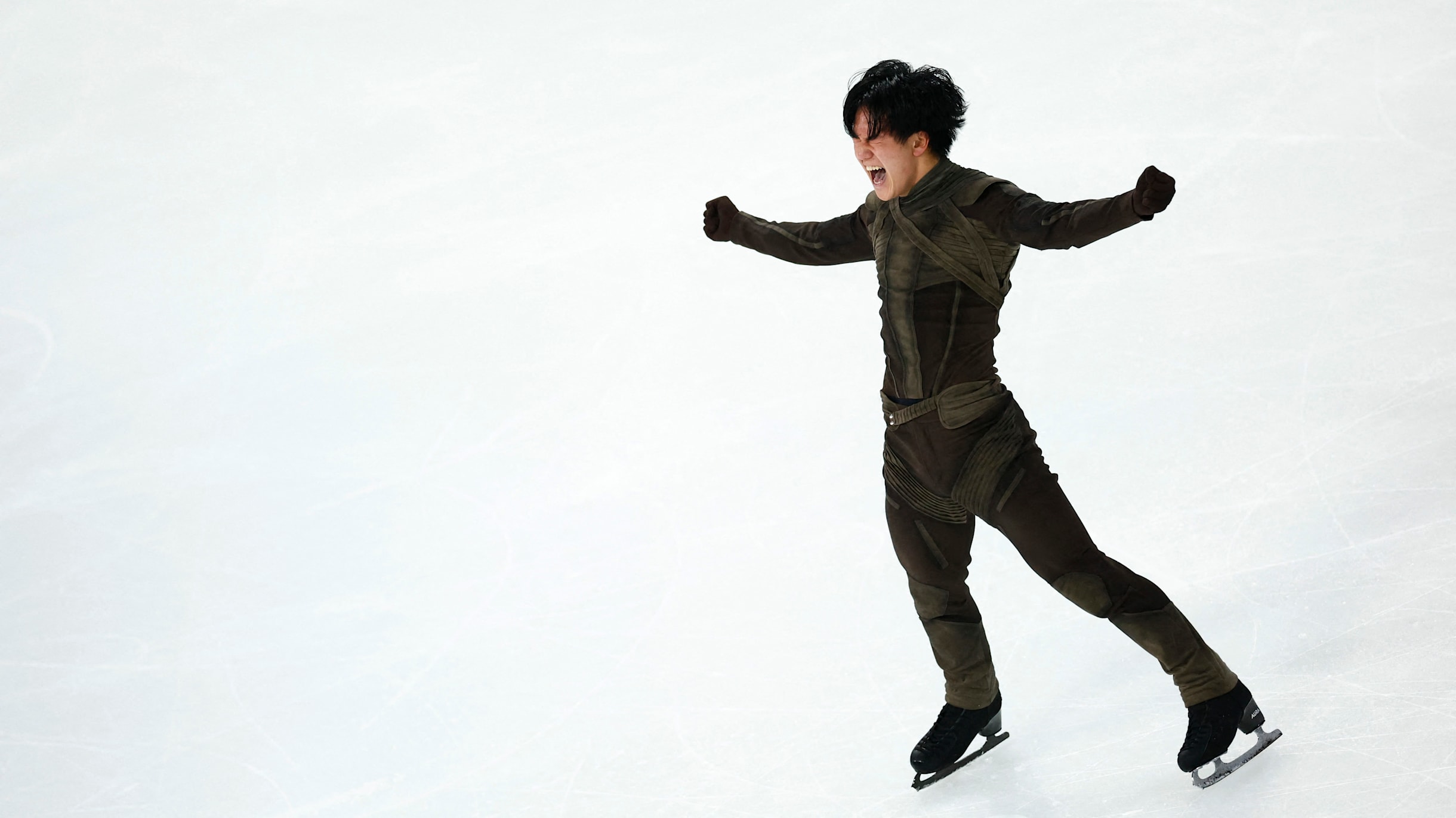 2024年花滑法国大奖赛：萧传文强势反击，实现法国大奖赛三连冠, image size:2440x1372