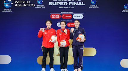 中国の汎紅盃　2個 An exquisite miniature ruby-red enamelled stem cup, Mark and