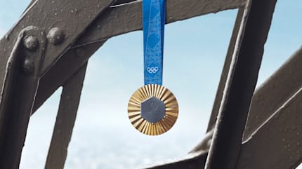 エッフェル塔」と「パリ2024のメダル」｜オリンピックのメダル公開
