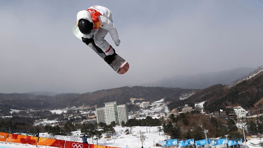 Shaun White Overcomes Crash in Beijing Olympics Debut to Qualify