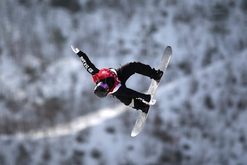 Zoi Sadowski synnott snowboard