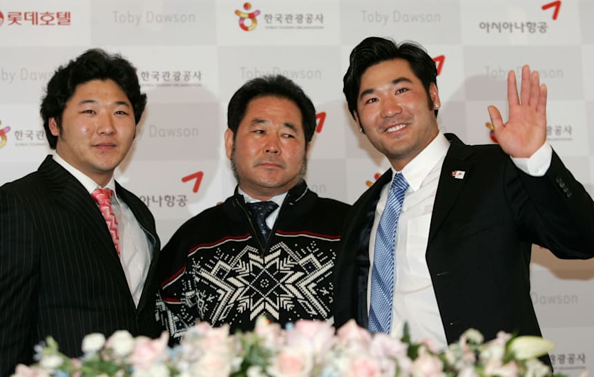Toby Dawson (R) with his biological father Kim Jae-Soo (C) and his younger brother Kim Hyun-Chul (L) /Getty Images