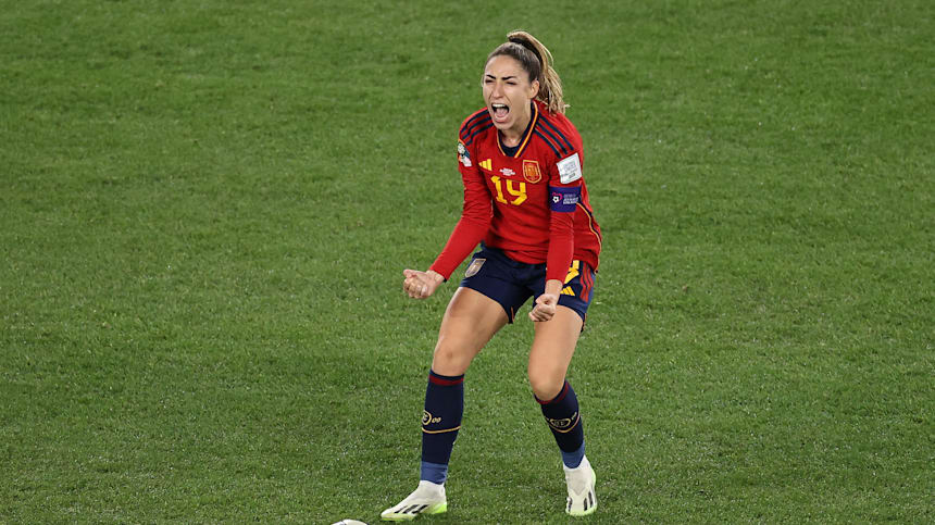 奥尔加·卡莫娜庆祝进球。