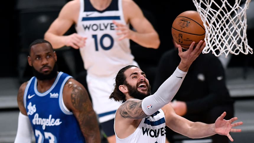 Ricky Rubio anota ante la mirada de LeBron James