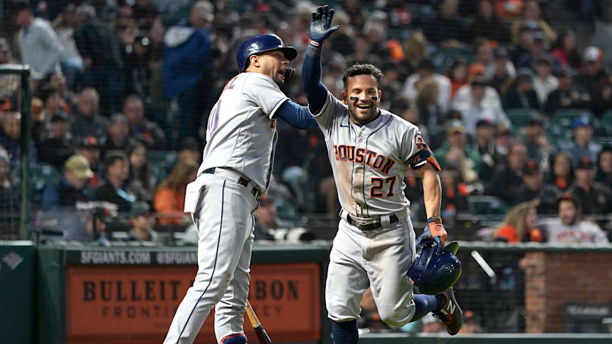 José Altuve y Yuli Gurriel de los Astros de Houston celebran después de que Altuve conectara un jonrón vs  Gigantes de San Francisco (Foto de Thearon W. Henderson/Getty Images)