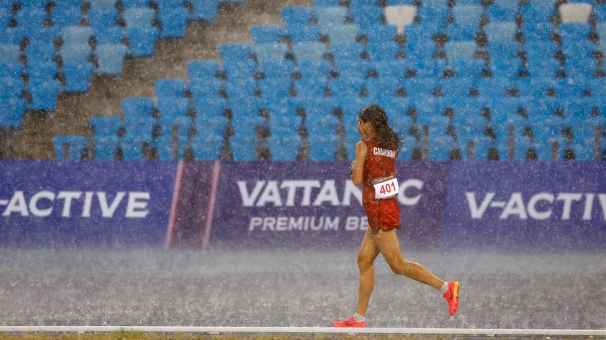 Bou Samnang, de Camboya, no se rindió en los 5.000 m de los Juegos del Sudeste Asiático a pesar de la tormenta tropical.