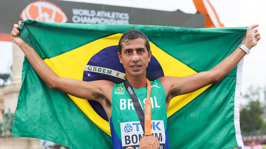 Caio Bonfim comemora bronze na marcha atlética de 20km durante o Campeonato Mundial de Atletismo Budapeste 2023.