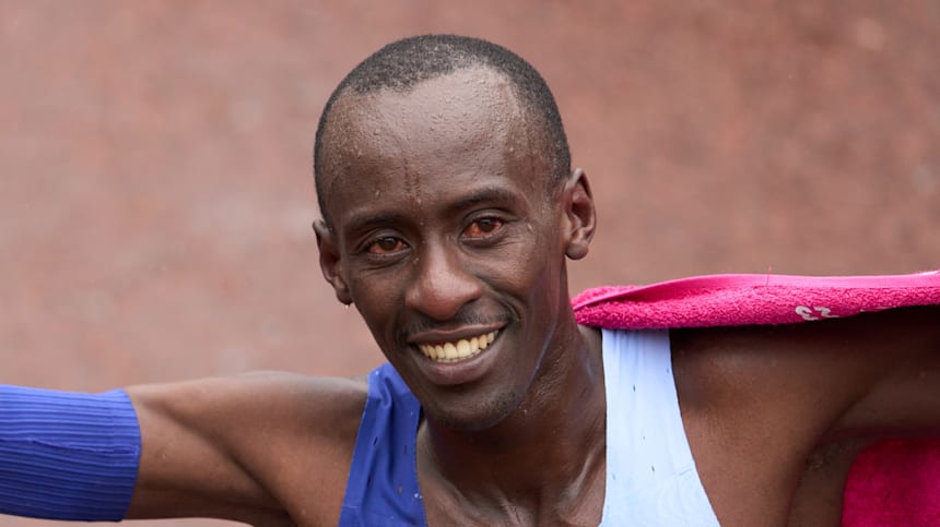 Kelvin Kiptum después de ganar el Maratón de Londres con récord de la prueba.