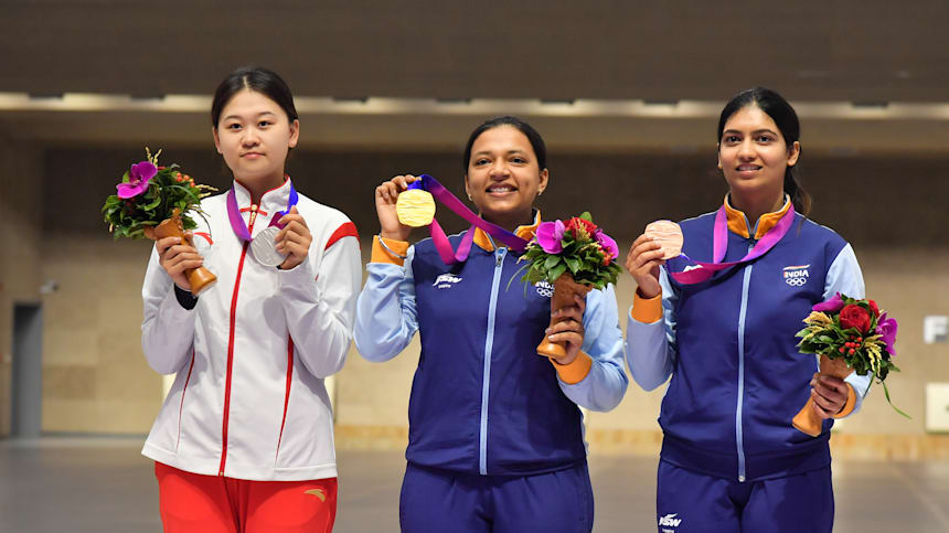 Sift Kaur Samra (C) and Ashi Chouksey (R)