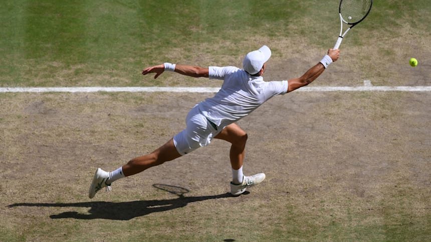 Novak Djokovic é famoso pela elasticidade do seu corpo, como pode ser visto na final de Wimbledon, em 2022, contra Nick Kyrgios