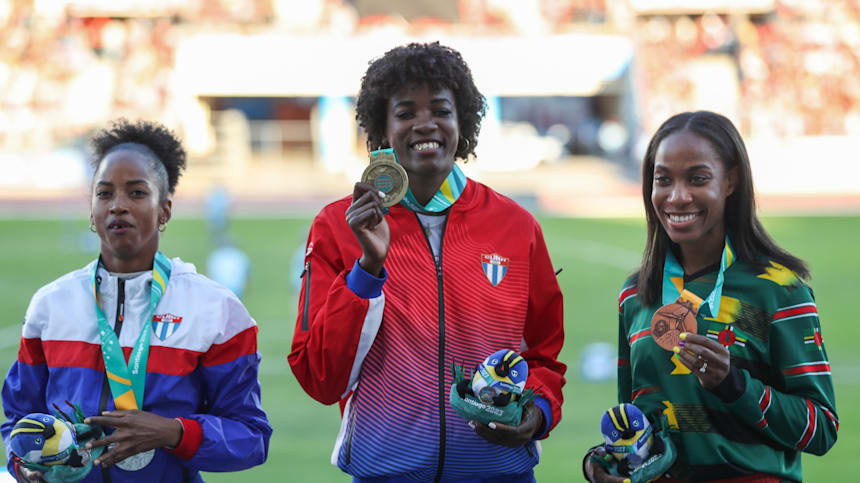 Leyanis Perez de Cuba recibe medalla de oro junto a su compatriota Liadagmis Povea (plata) y Thea Lafond, de Dominica, (bronce) en salto triple de los Juegos Panamericanos 2023.