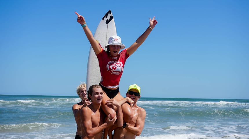 La canadiense Sanoa Dempfle y Matt Myers celebran su victoria en el WRV Outer Banks Pro 2023